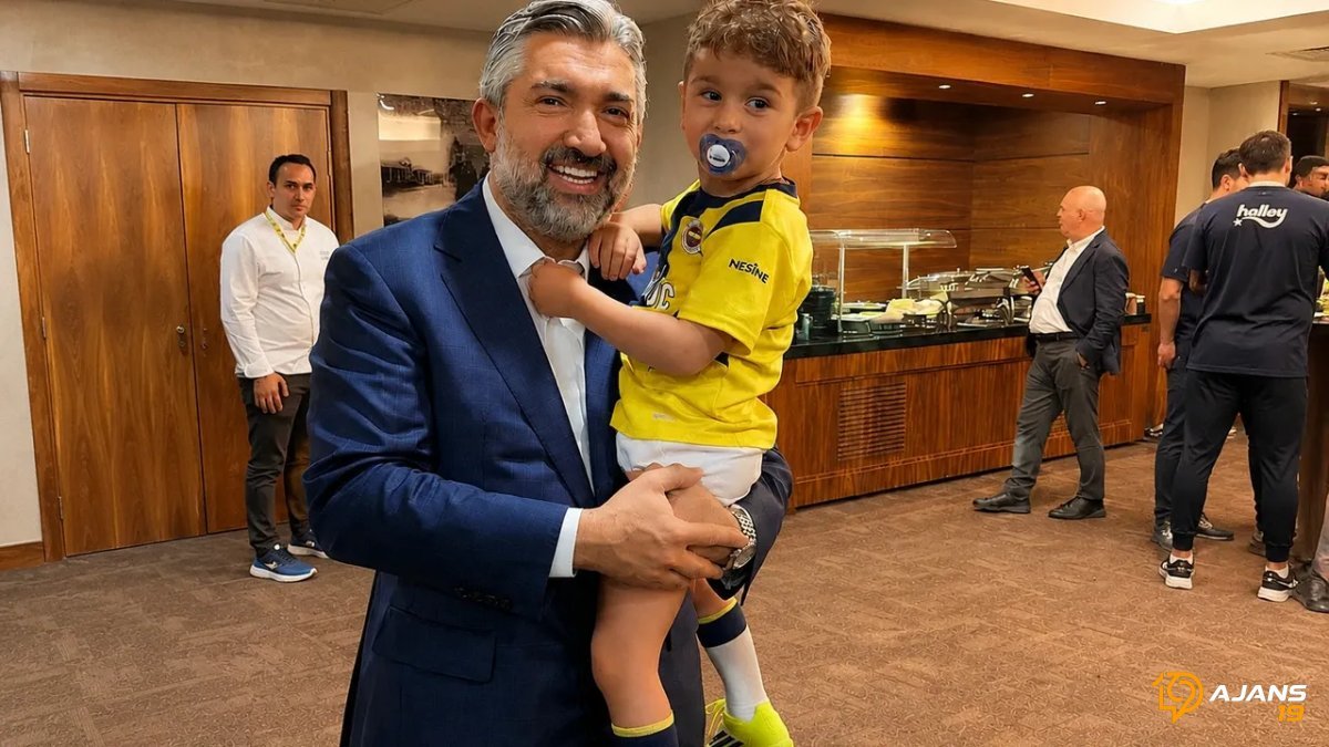 Genç Taraftar Göktuğ'un Fenerbahçe Sevinci Sınır Tanımadı: Lyon Maçında Ağlatan Anlar!