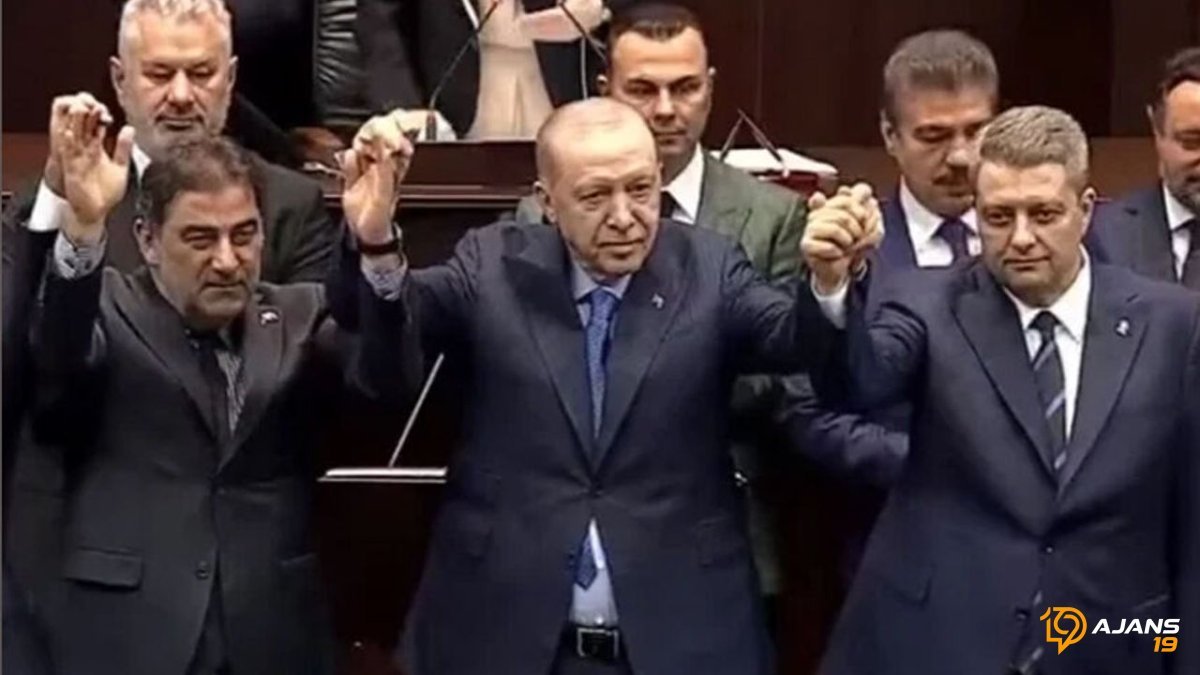 İYİ Parti'de Şok İstifa! Kurucu İl Başkanı Erdoğan'ın Rozetini Taktı, AK Parti'ye Geçti