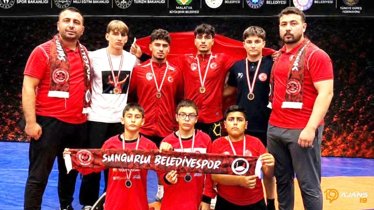 Sungurlu'dan Tarihi Başarı! Genç Güreşçiler Devler Arenasında 7 Madalyayla Döndü: İki Altın Sürprizi!