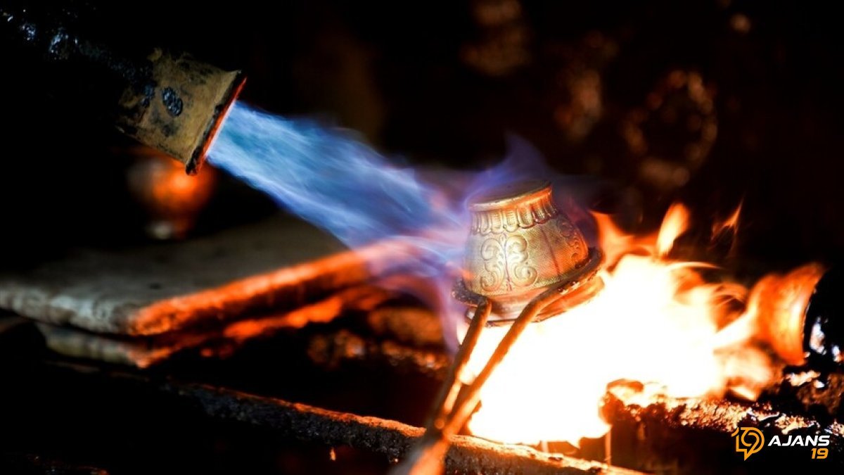 300 Yıllık Tarihi Han, Gümüşün Büyülü Dünyasına Kapı Aralıyor: Eski Zenginlik Yeni Sanatla Buluşuyor!