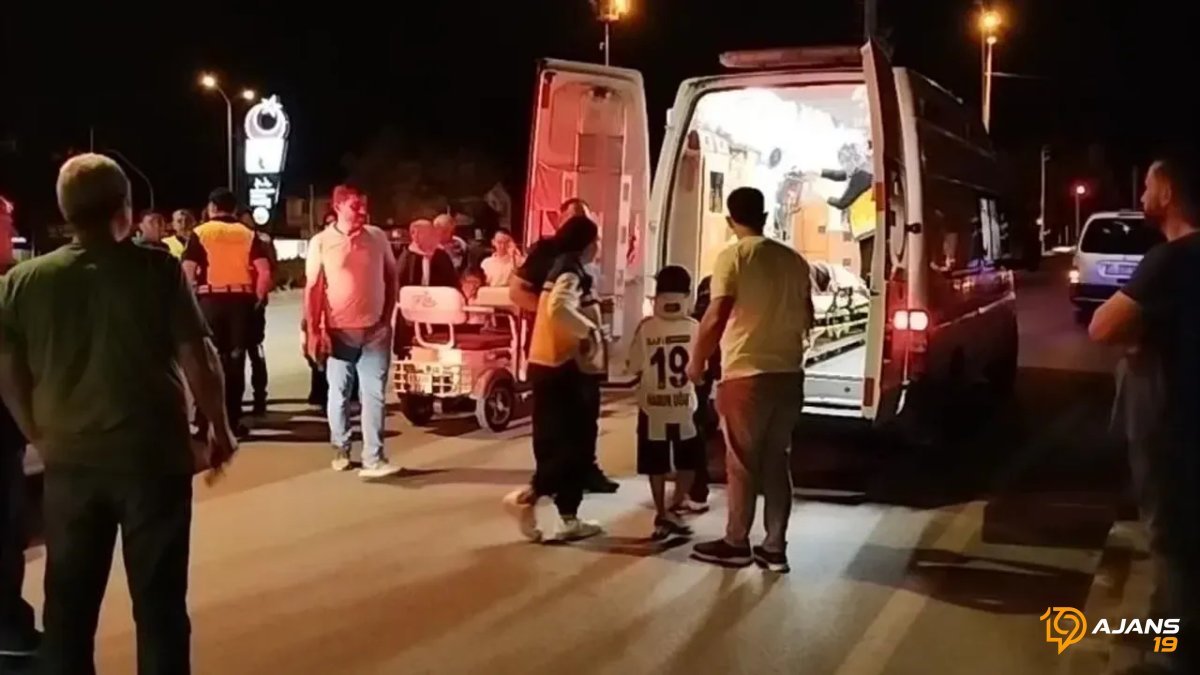 Trafikte Korkunç Anlar: Elektrikli Motosiklet ve Otomobil Kavuştu, 3 Can Yoldan Geri Döndü!