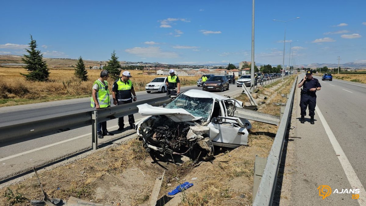 Çorum'da Dehşet Anları: Tırın Ezdiği Otomobil Bariyerlere Saplandı, Yaralı Saniye Saniye Kurtarıldı!