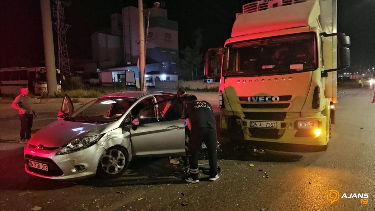Greyder Kavşağı'nda Acı Tesadüf: Tır ve Otomobil Çarpıştı, Sürücü Ağır Yaralandı!
