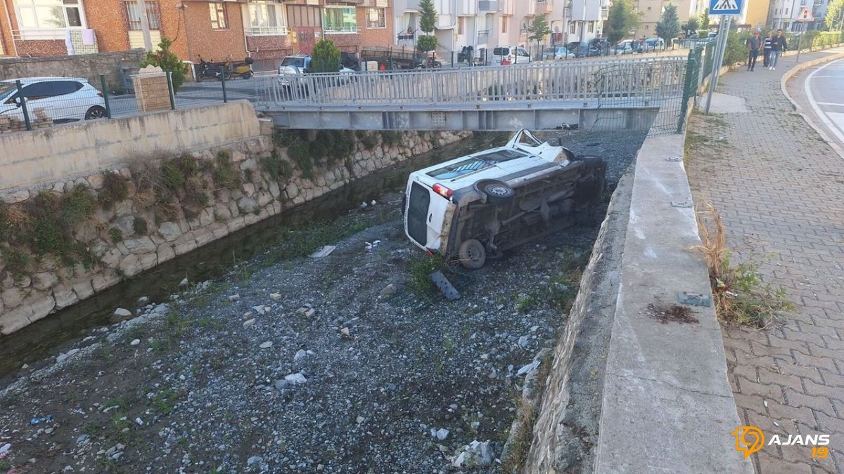 Diyaliz Hastalarını Taşıyan Minibüs Korkunç Kazada Çaya Uçtu: Kurtarma Çalışmaları Başladı!