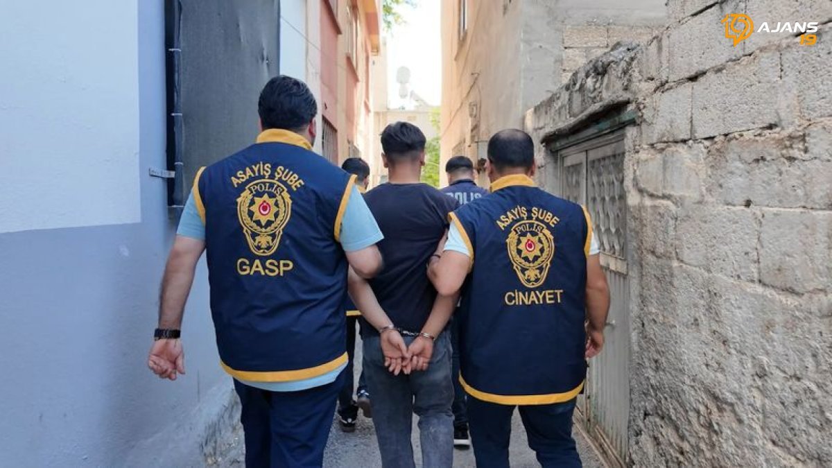 Sosyal Medyada 'Silah Şovu' Yapanlara Nefes Kestiren Operasyon: 14 Gözaltı!