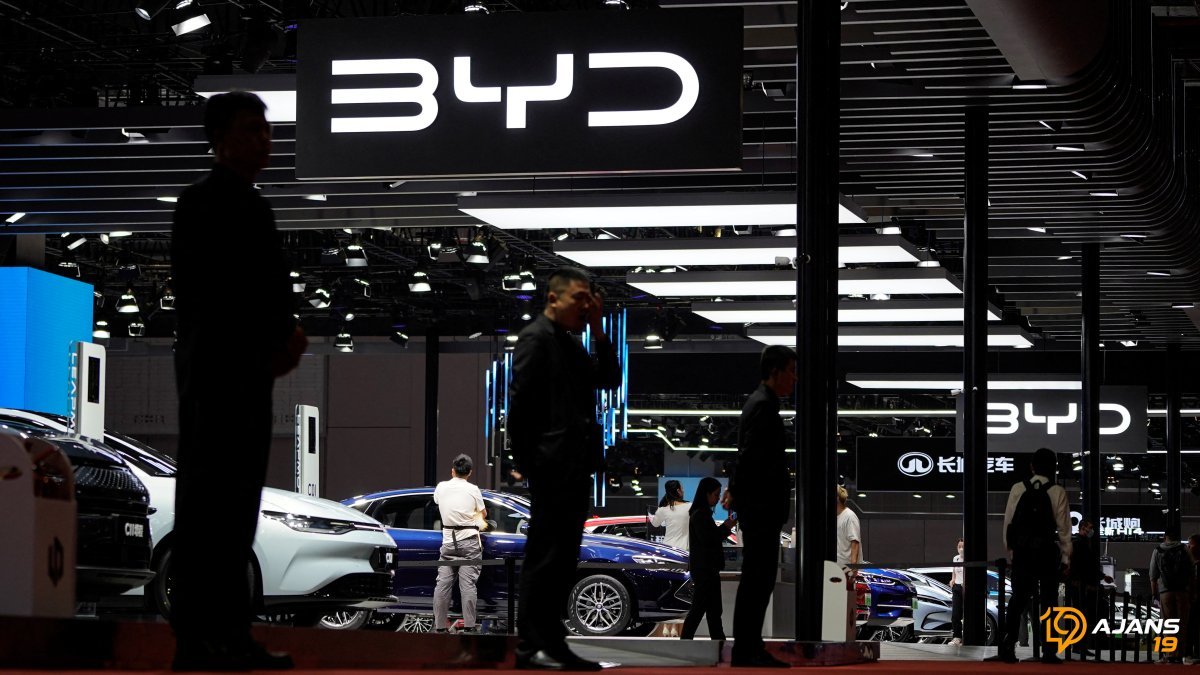 BYD'den Nefes Kesen Hamle: Ağustos'ta Sahneye Çıkacak O İnsansı Robot Kimleri Şaşırtacak?