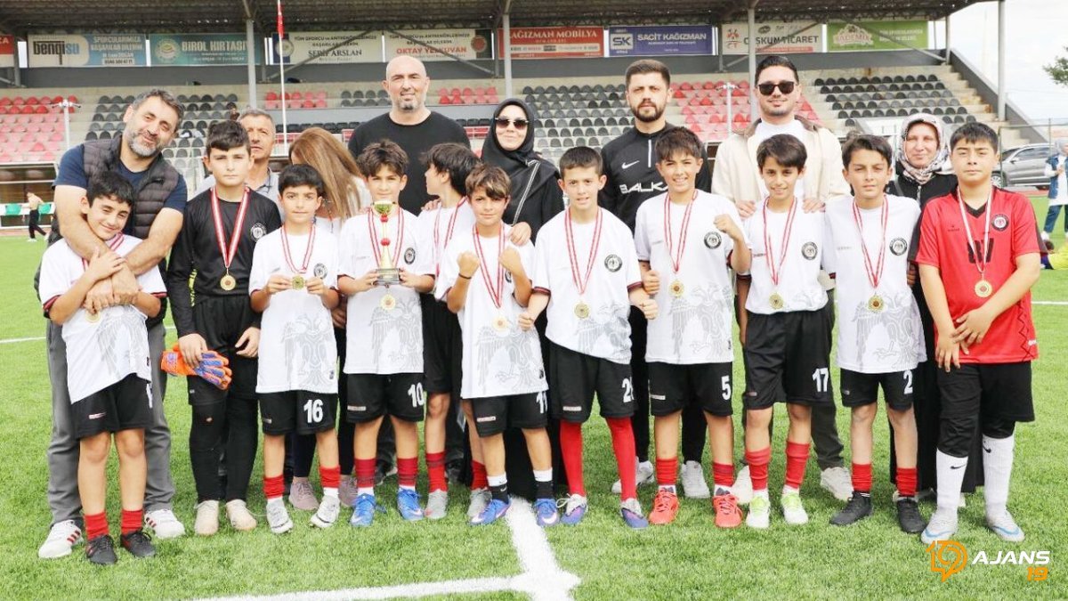 Alaca'nın Futbol Rüyası Gerçek Oldu: Çorum FK, Yıldızları Sahaya İndirerek Kupayı Kaldırdı!