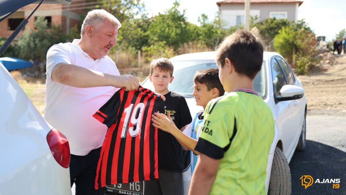 Başkan Gelgör'den Minik Taraftarlara Dev Sürpriz: Çorum FK Formasıyla Sevinç Çığlıkları!