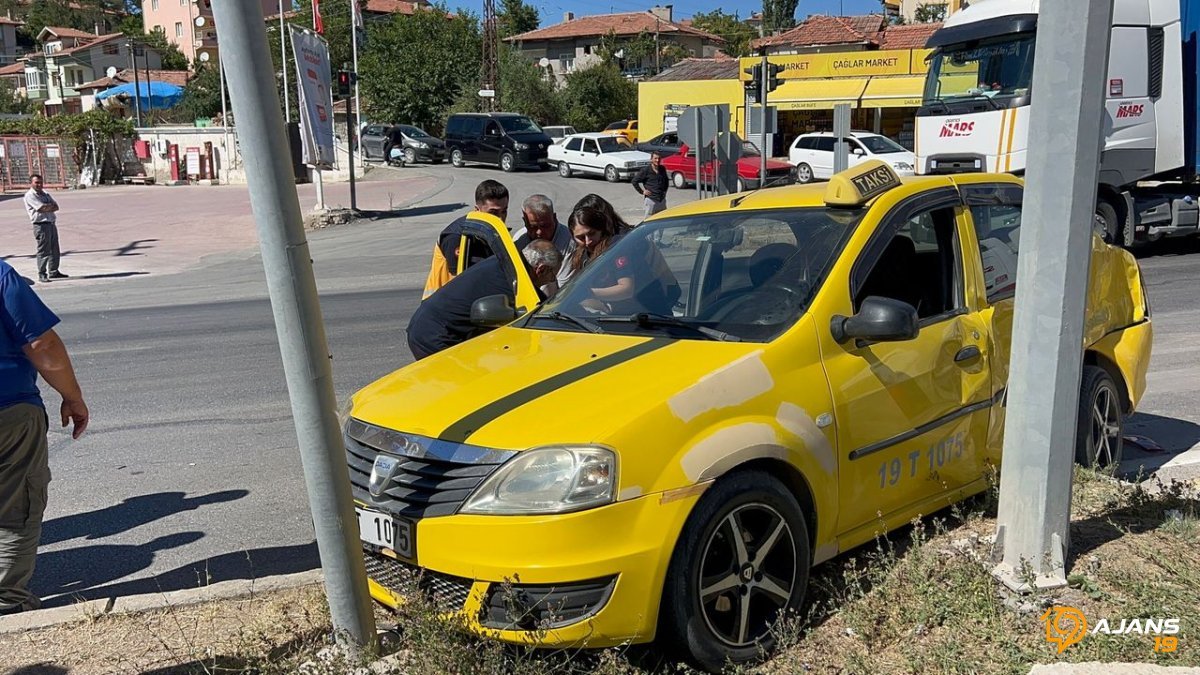 Sungurlu'da Kan Donduran Kaza: Tır ve Taksi Savaşında Sürücü Ağır Yaralandı!